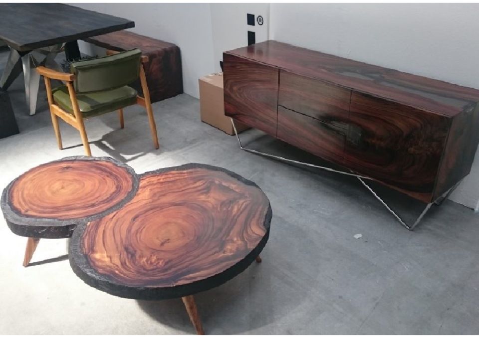 Holzmöbelset in einem Ausstellungsraum: Couchtisch, Anrichte, Stuhl und Esstisch.