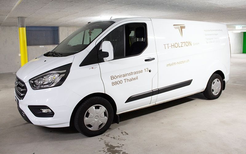 In einer Werkstatt entsteht ein hölzerner Empfangstresen.