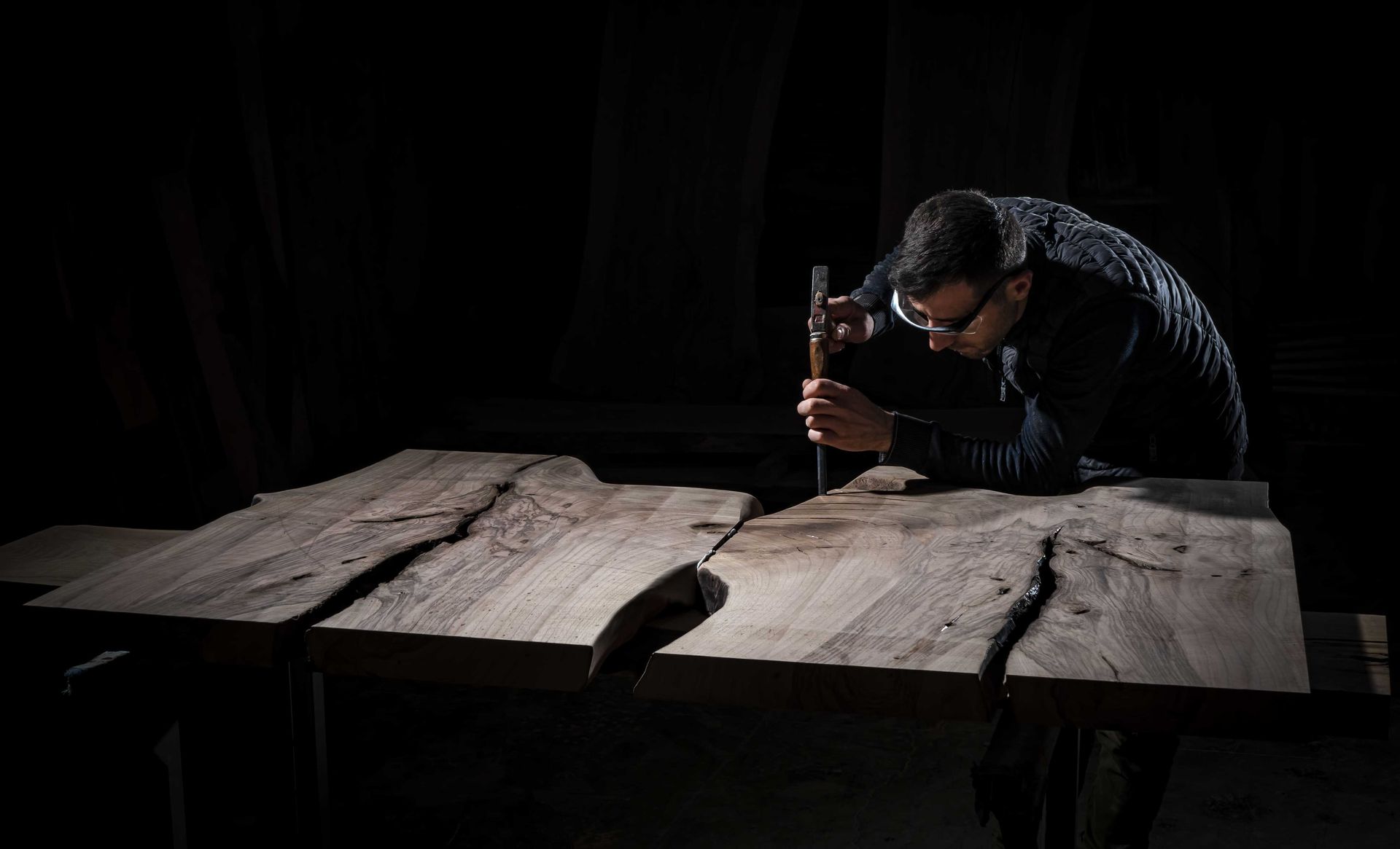 Person, die mit einer Oberfräse Holz bearbeitet.