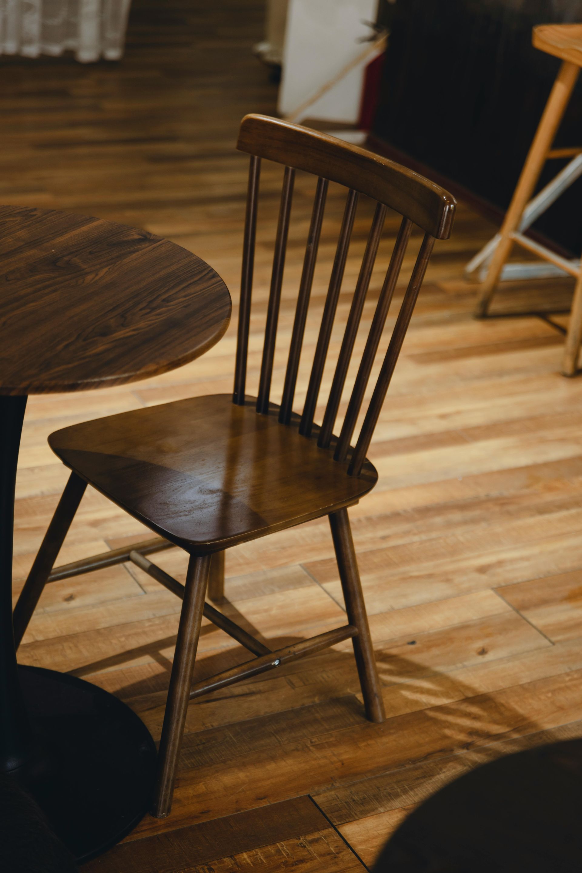 Grünes Sofa unter einem weissen Kleiderschrank mit Regalen. Ein Kronleuchter ist zu sehen.