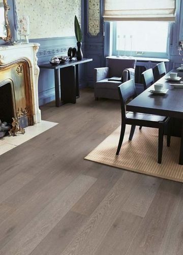 Una sala de estar con mesa y sillas y una chimenea.