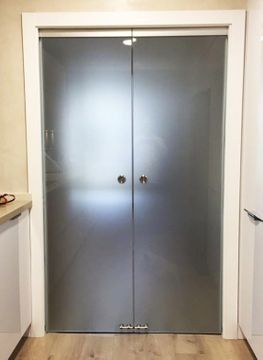 Un par de puertas corredizas de vidrio esmerilado en una cocina.