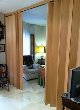 Una sala de estar con una silla y un televisor.