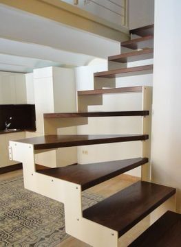 Una escalera de madera que conduce al segundo piso de una casa.