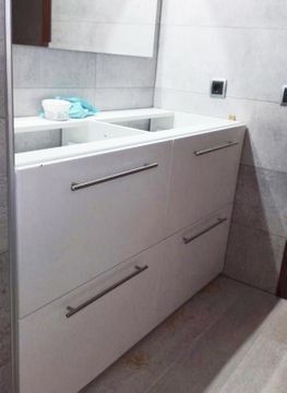 Un baño con dos lavabos y un espejo.