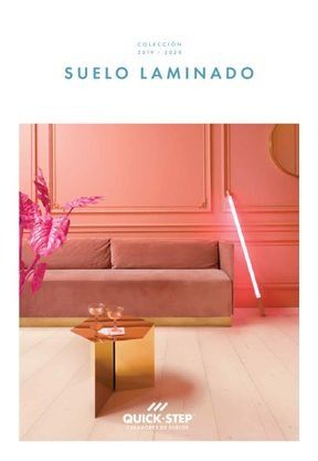 Una sala de estar con un sofá rosa y una mesa.