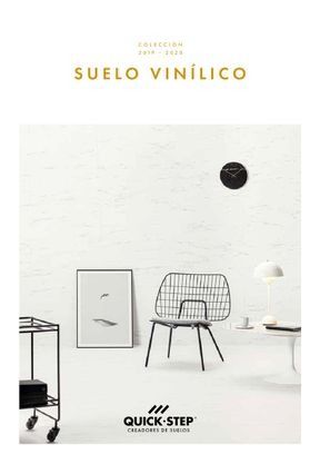Una sala de estar con una silla, una mesa y un reloj en la pared.