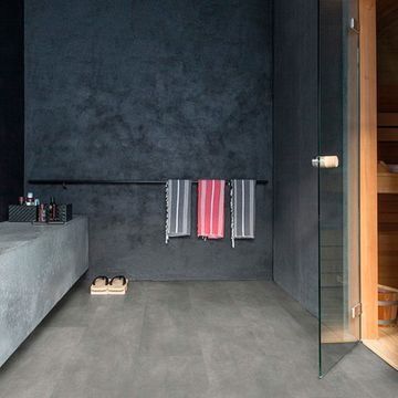 Un baño con ducha a ras de suelo y bañera.