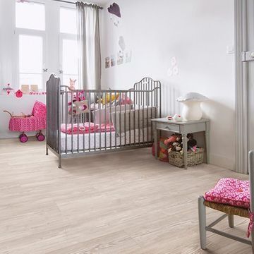 Hay una cuna en el medio de la habitación.