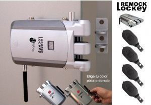 Una persona sostiene un control remoto al lado de una cerradura de puerta.