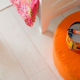 Un tambor está colocado encima de una otomana naranja.