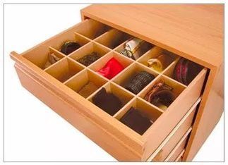 Un cajón de madera lleno de una variedad de artículos.