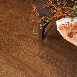 Un jarrón de flores está sobre una mesa de madera.
