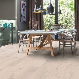 Un comedor con mesa y sillas de madera.