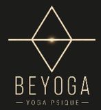 Logotipo de BEYOGA Yoga Physique en color beige sobre fondo oscuro con un emblema geométrico en forma de diamante.