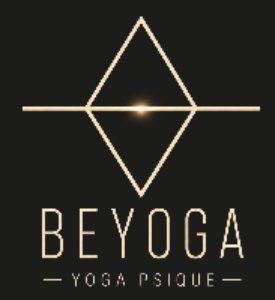 Logotipo de BEYOGA Yoga Physique en color beige sobre fondo oscuro con un emblema geométrico en forma de diamante.