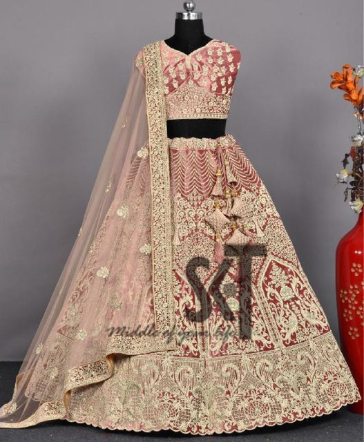 traditionelles indisches Kleid im SKT Nathan Shop