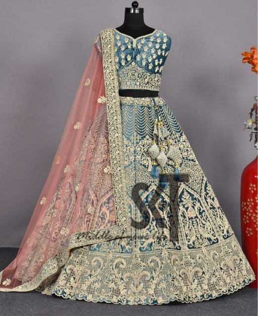 traditionelles indisches Kleid im SKT Nathan Shop