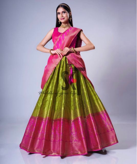 traditionelles indisches Kleid im SKT Nathan Shop