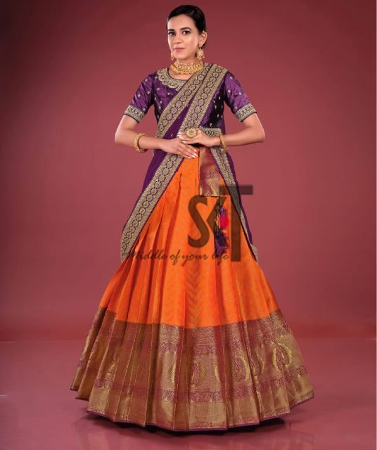 traditionelles indisches Kleid im SKT Nathan Shop