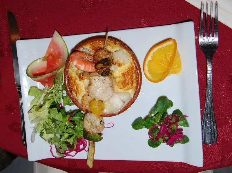 Cassolette de la mer et sa brochette de Saint-Jacques