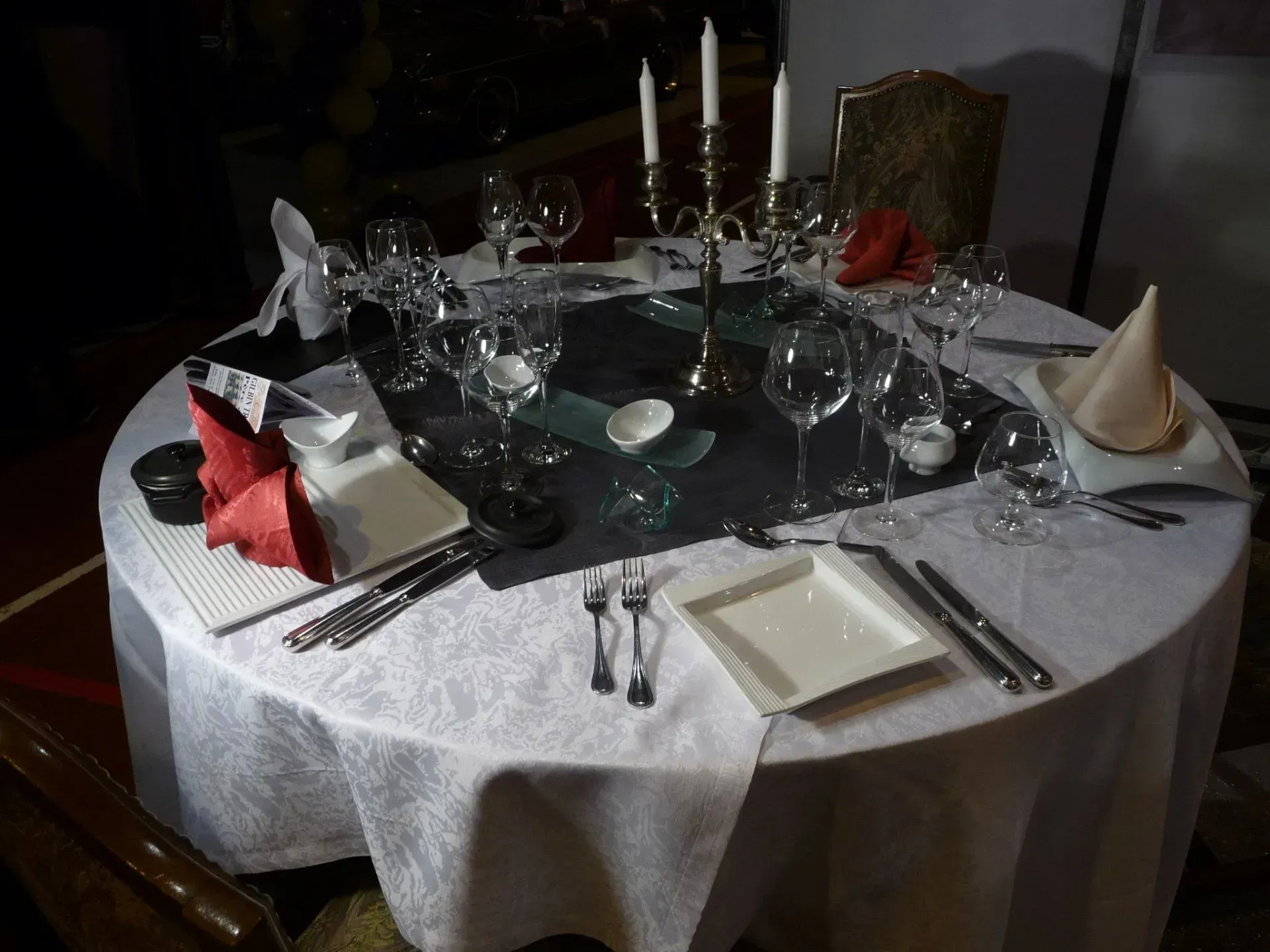 Table de réception blanc et gris