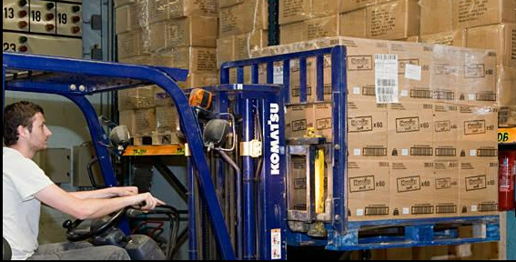 Photo d'un engin de manutention transportant des cartons