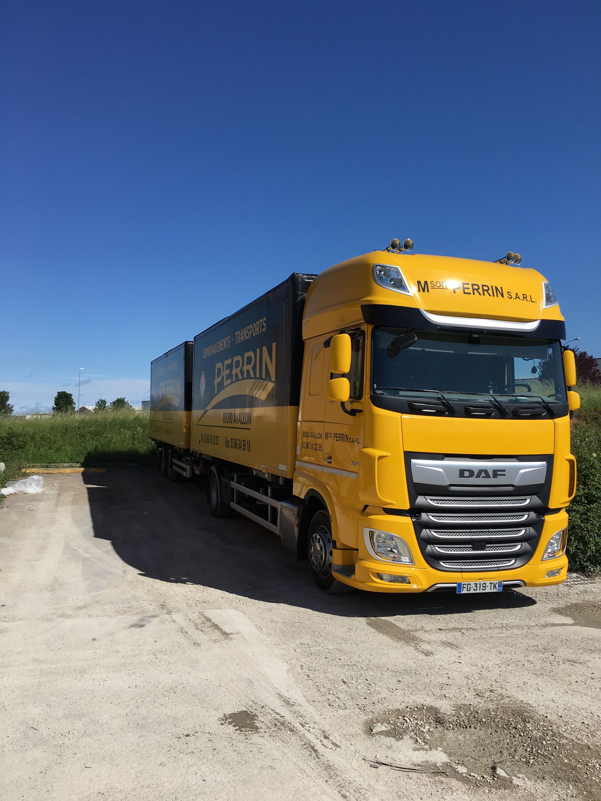 Photo de transport de cartons par camion