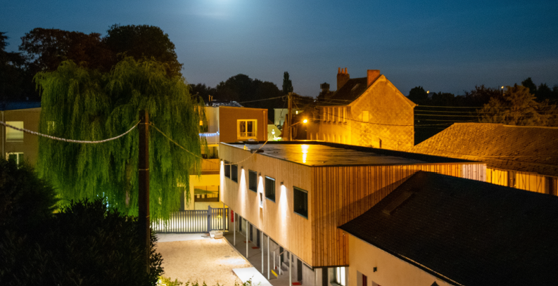 Éclairage extérieur d'un bâtiment contemporain