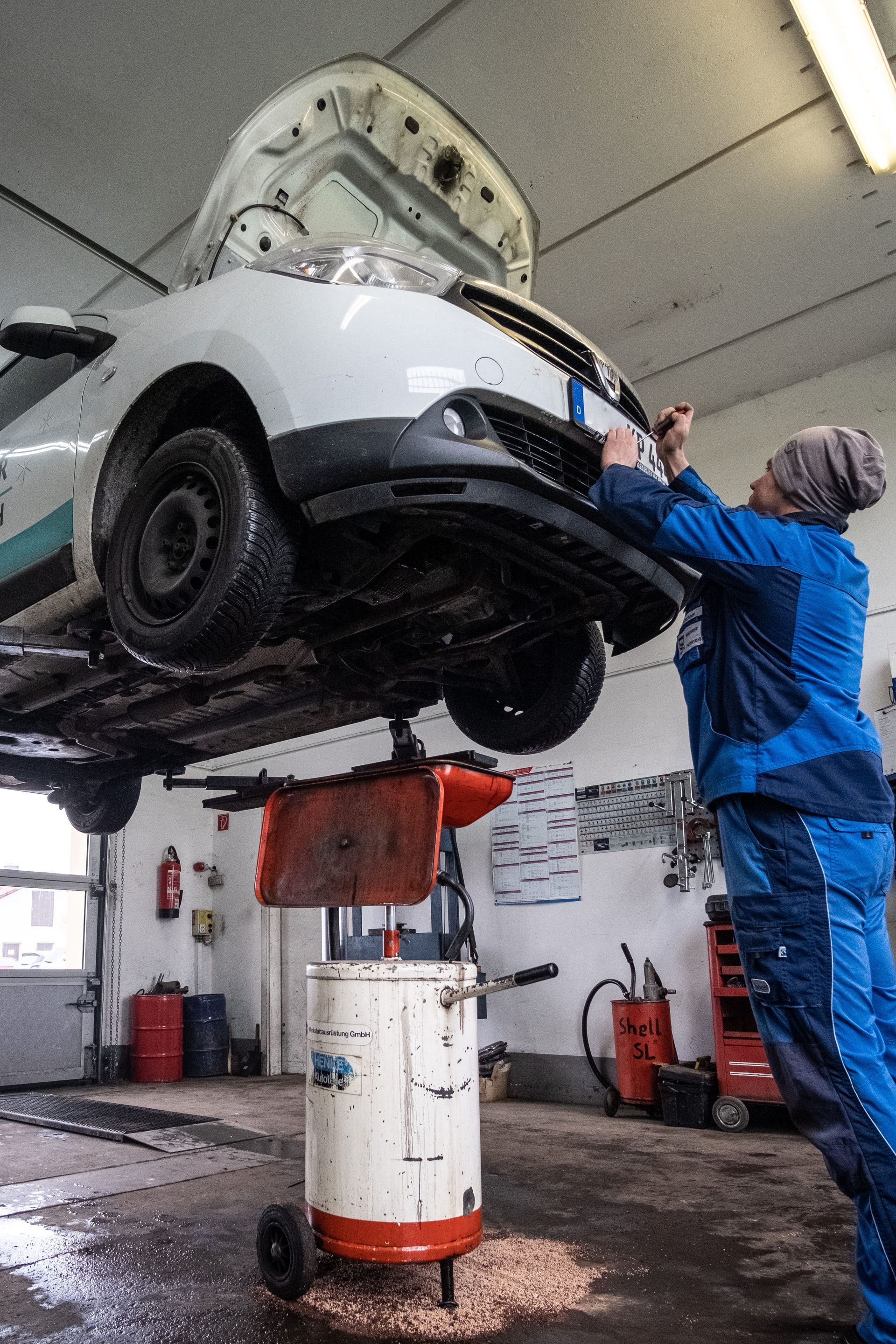 Mitarbeiter von Pierre Kirchner repariert Auto