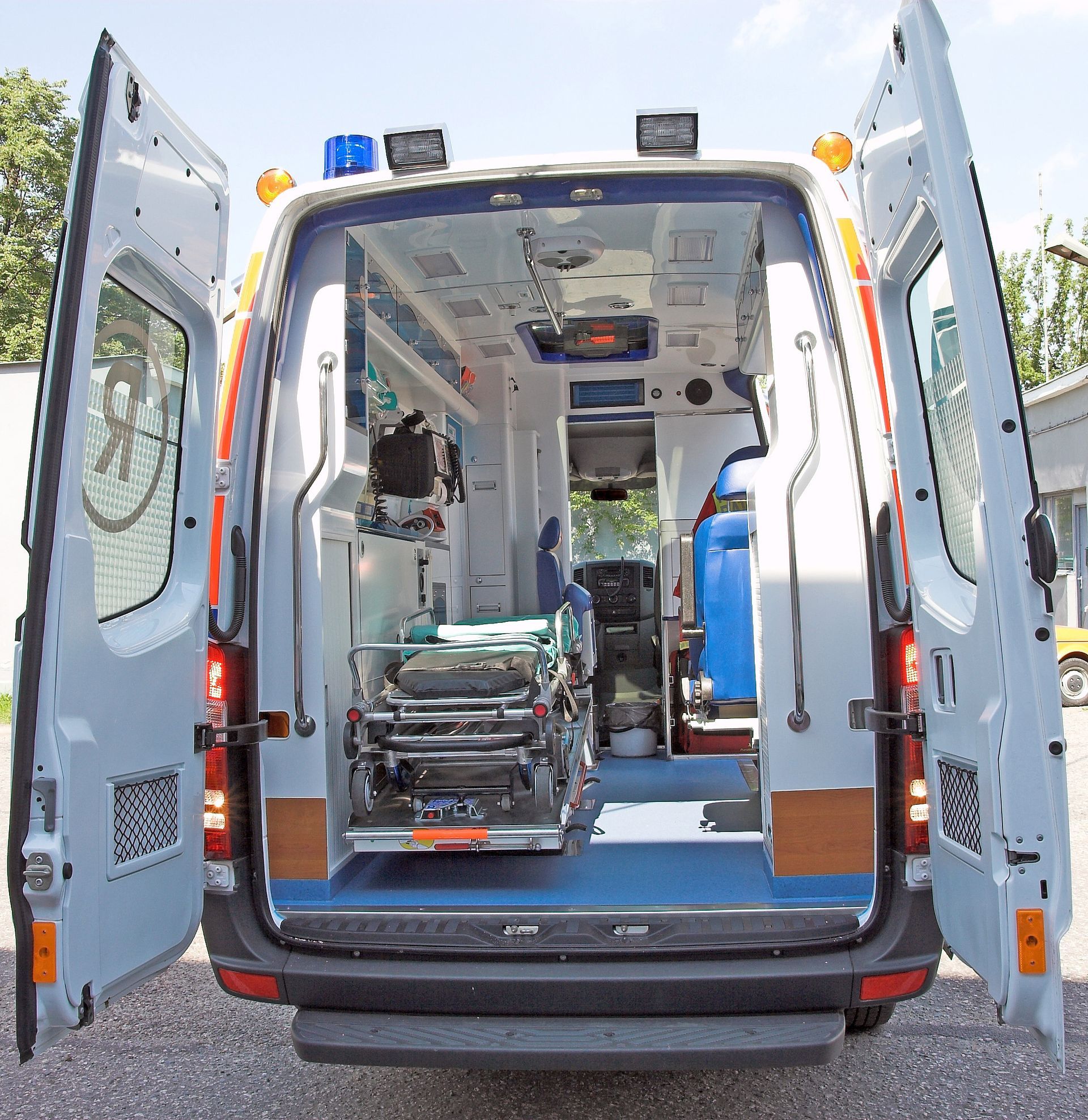 Ouvrir l’arrière de l’ambulance, où se trouvent un brancard et du matériel médical
