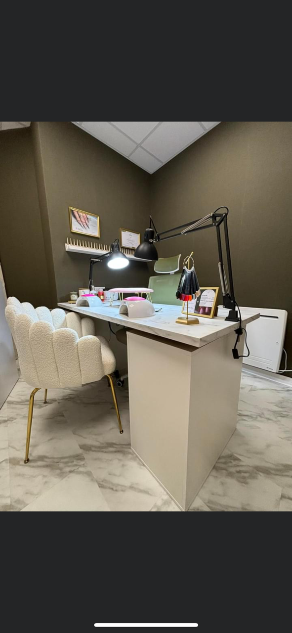 Bureau et fauteuil blanc, espace pour les ongles