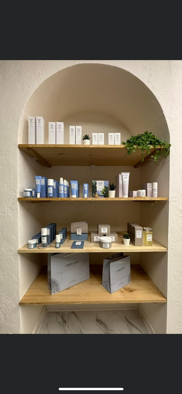 Étagère avec les produits de soins corporels en vente