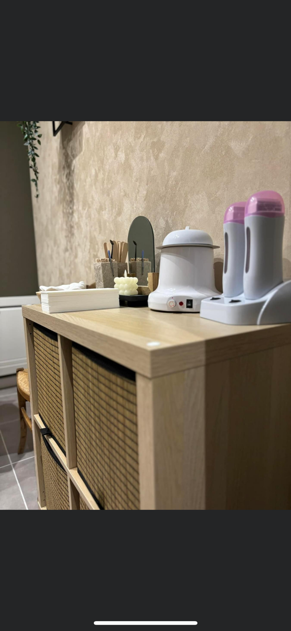 Meuble avec les produits et le matériel pour le soin des ongles