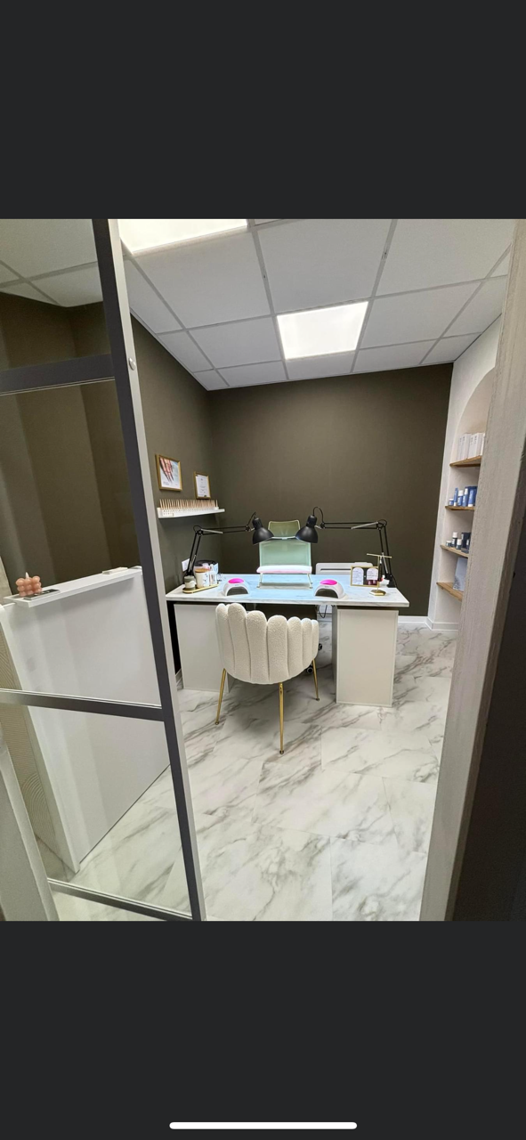 Salon d'esthétique avec la table pour les ongles