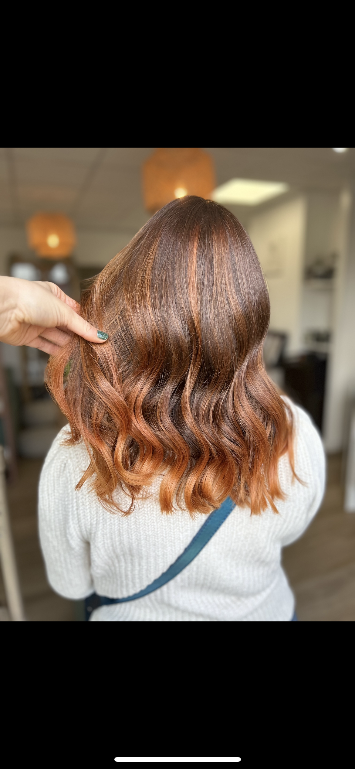 Balayage avec des effets roux sur des cheveux mi-longs