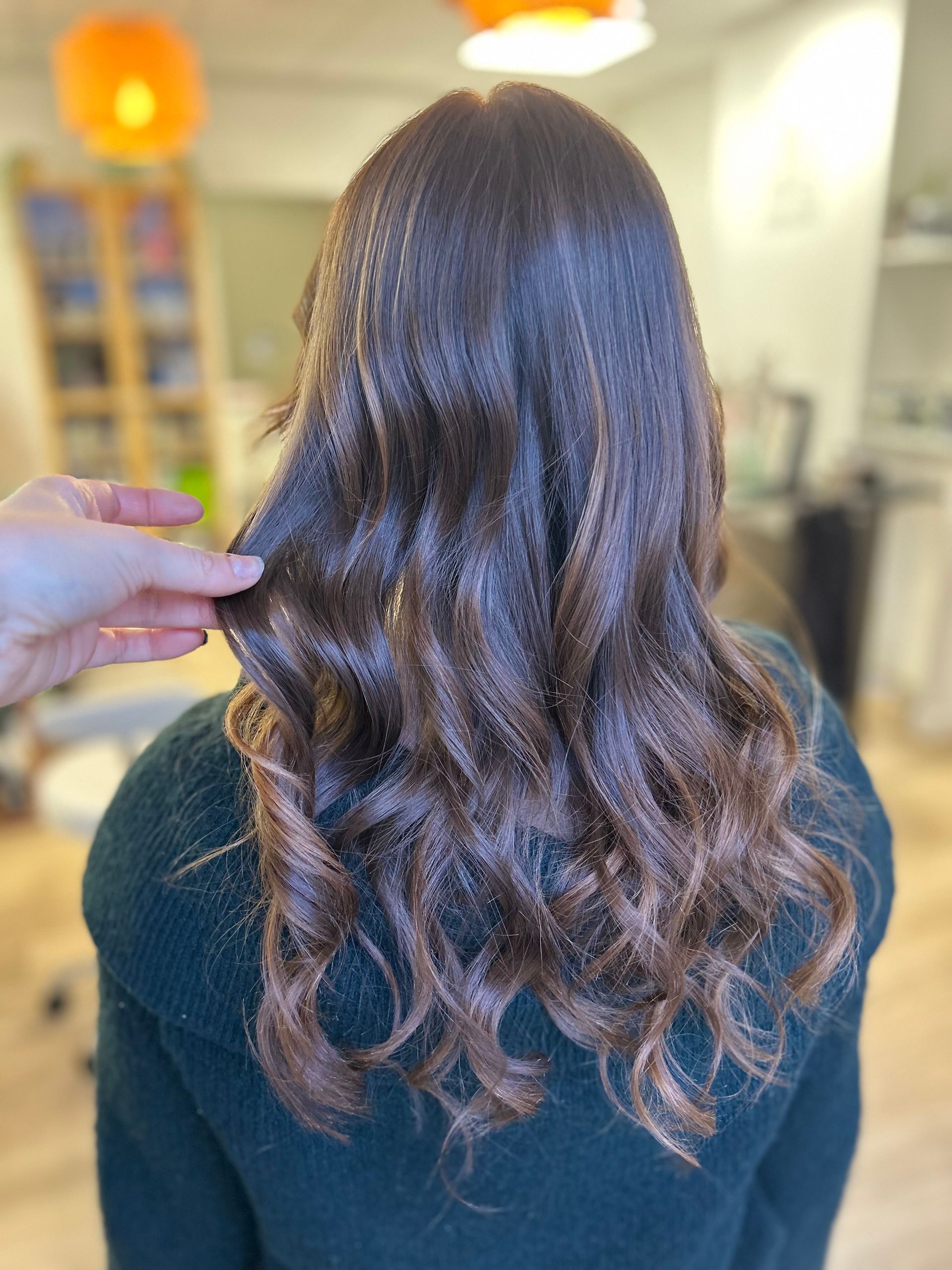 Coupe longue avec des anglaises pour une femme brune