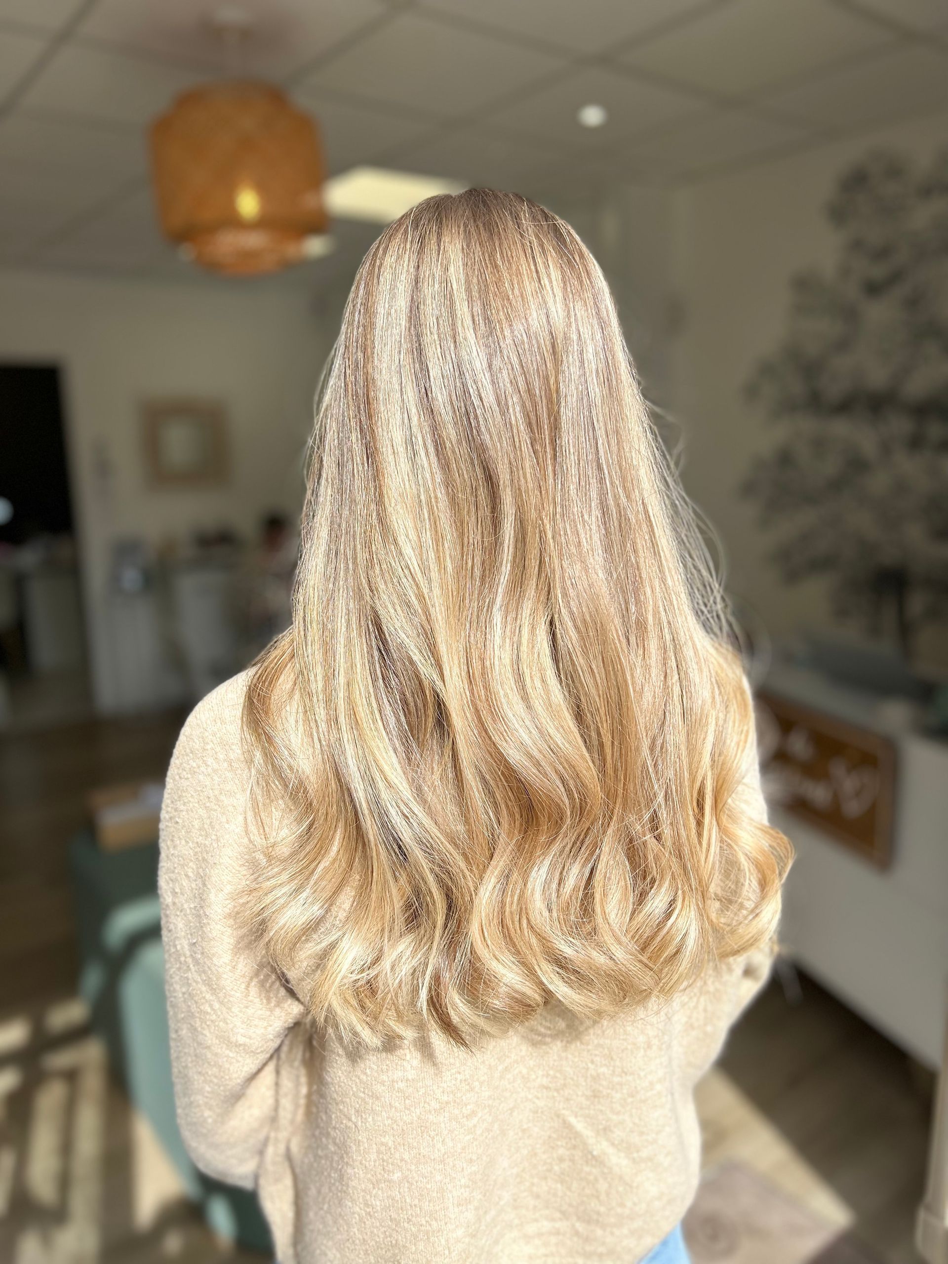 Couleur blonde pour une femme aux cheveux longs
