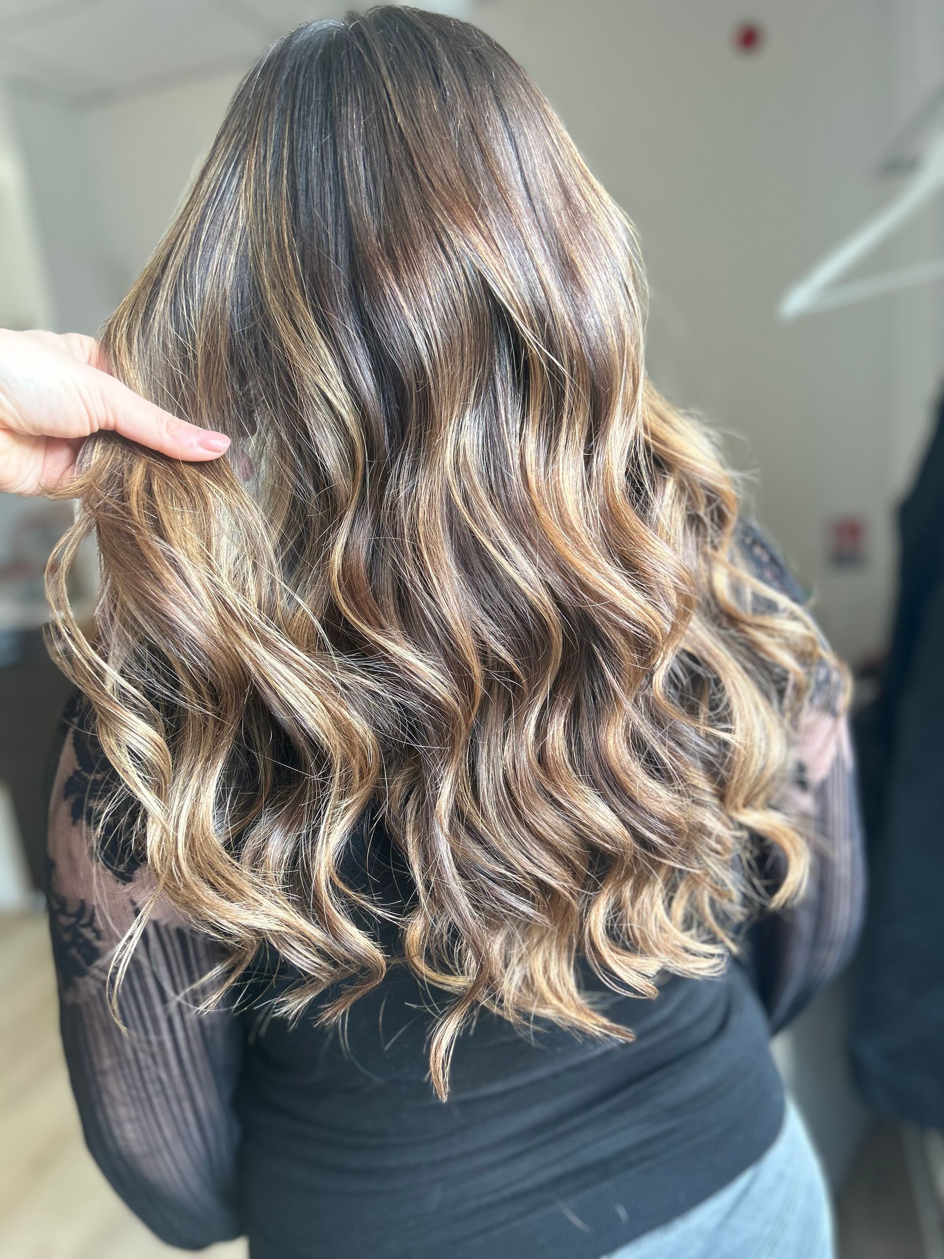 Balayage avec des mèches blondes sur une femme brune