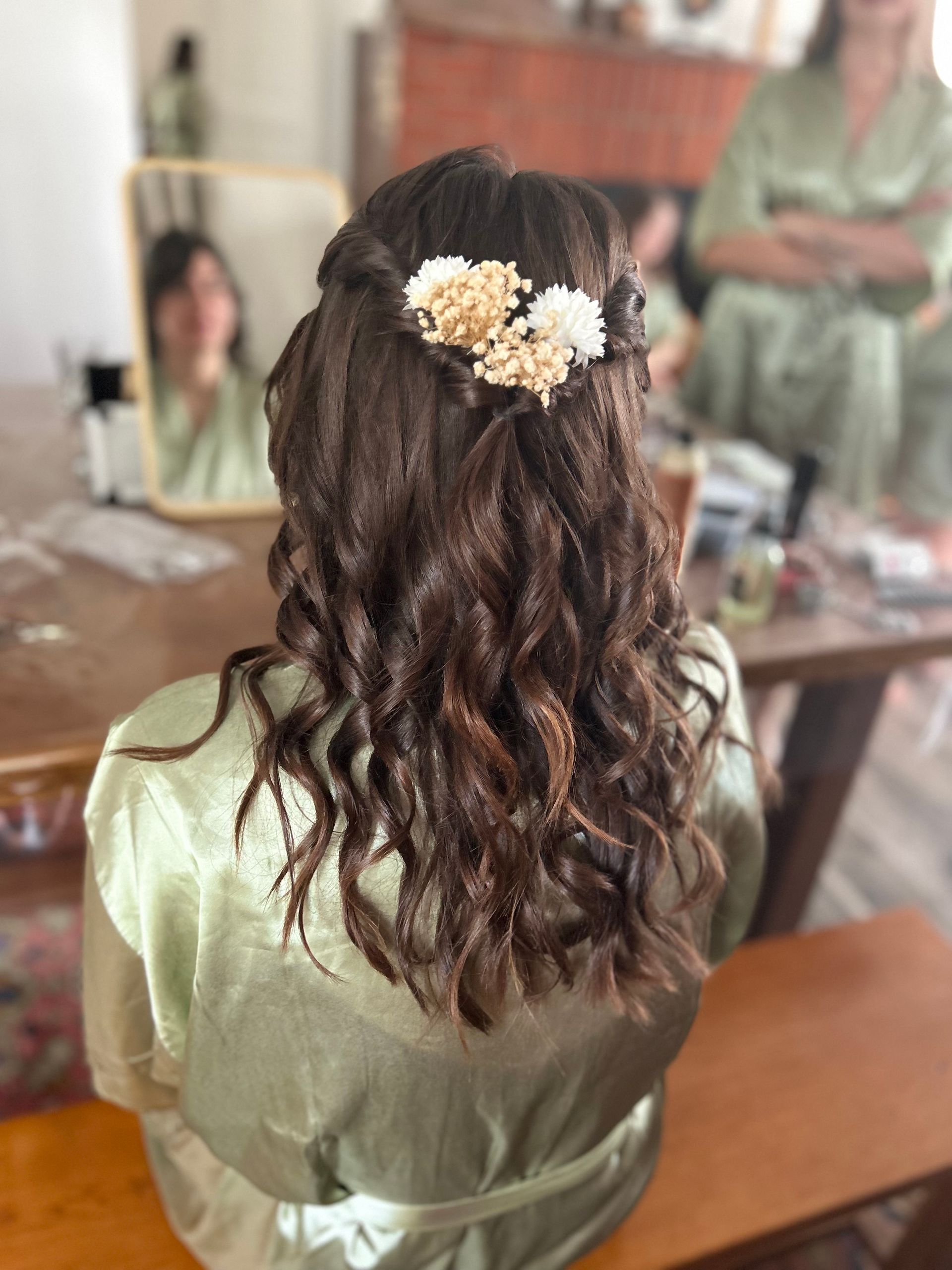 Coiffure détachée pour un mariage, cheveux bruns et longs ondulés