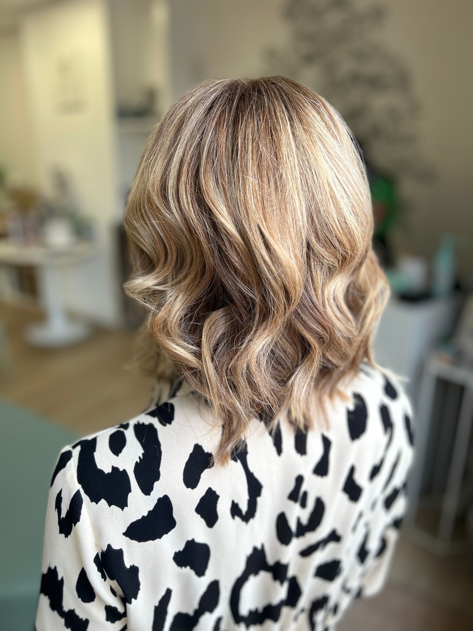 Coupe au carré pour une femme blonde, cheveux wavy