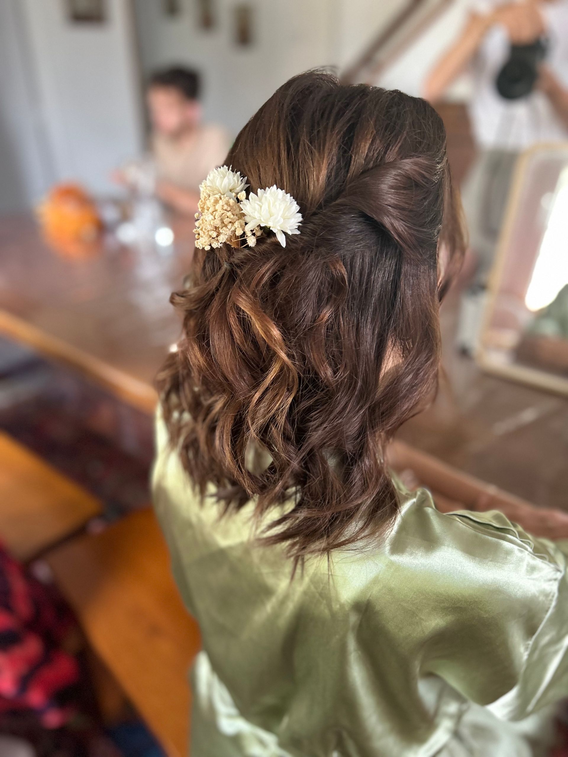 Coiffure de mariage, coupe carré long, détachés avec une attache florale