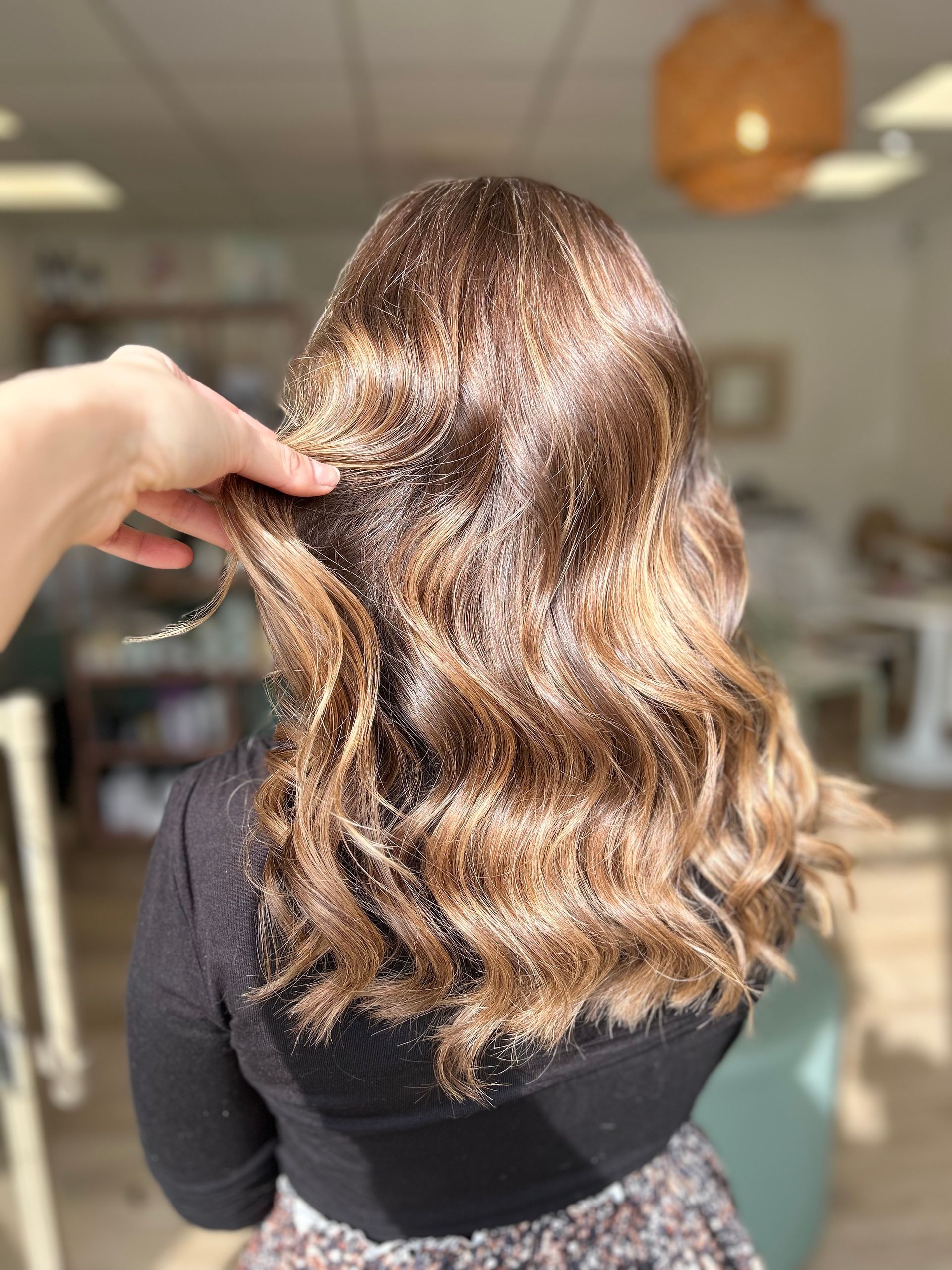 Couleur avec des effets éclaircis sur des cheveux longs et châtains