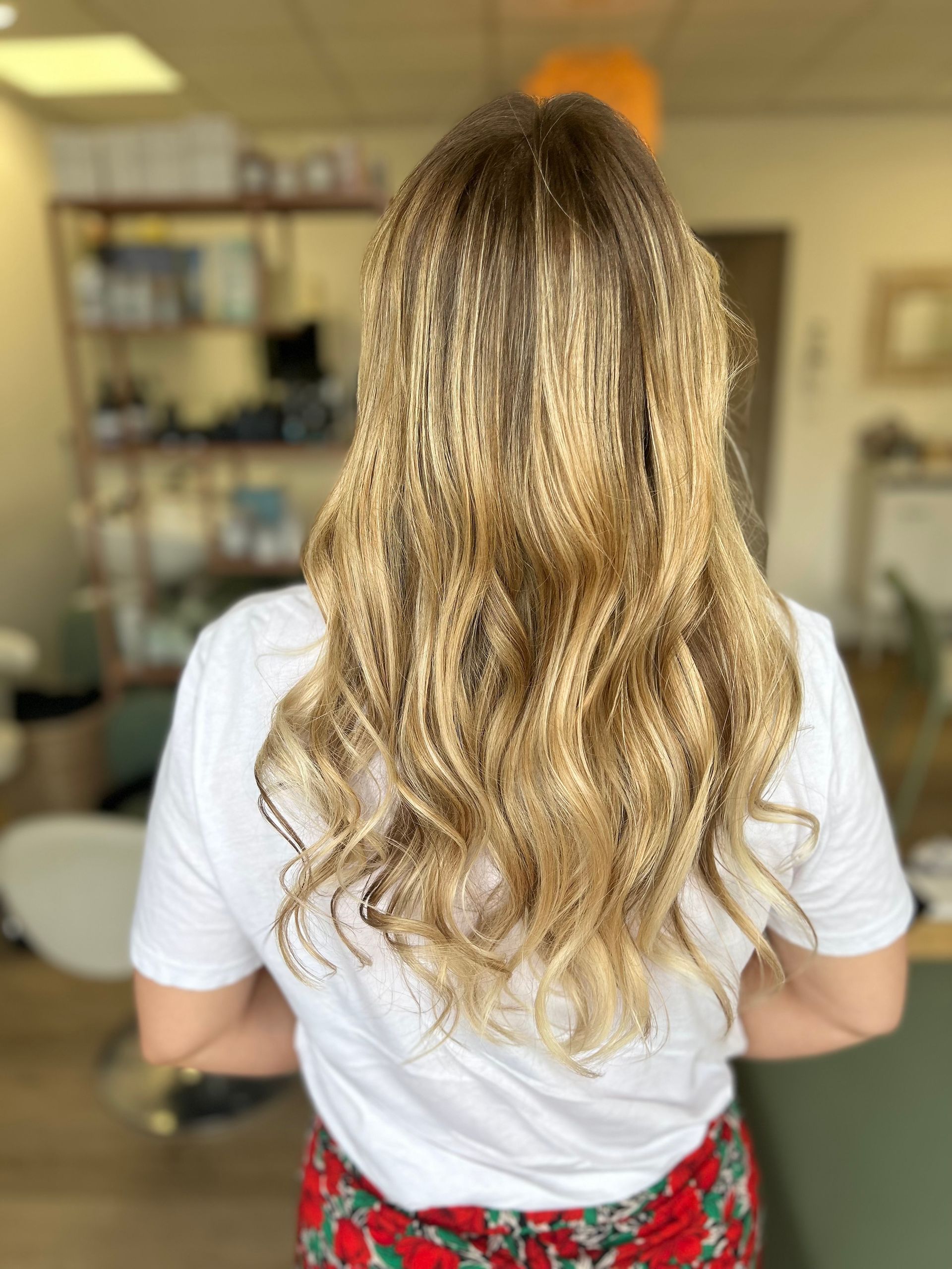 Balayage sur des cheveux longs, blonds et légèrement ondulés