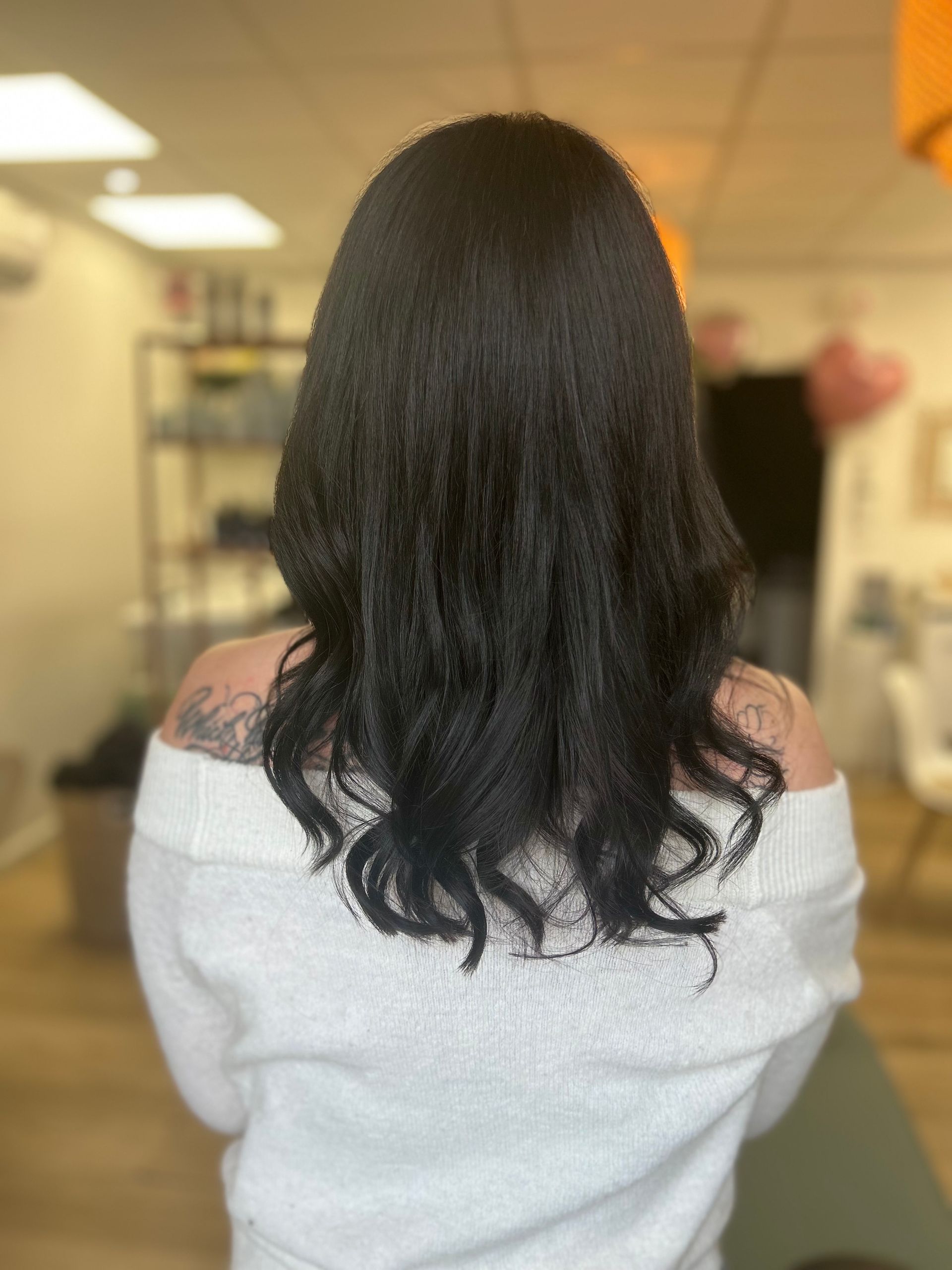 Coloration sur cheveux mi-longs, couleur noire