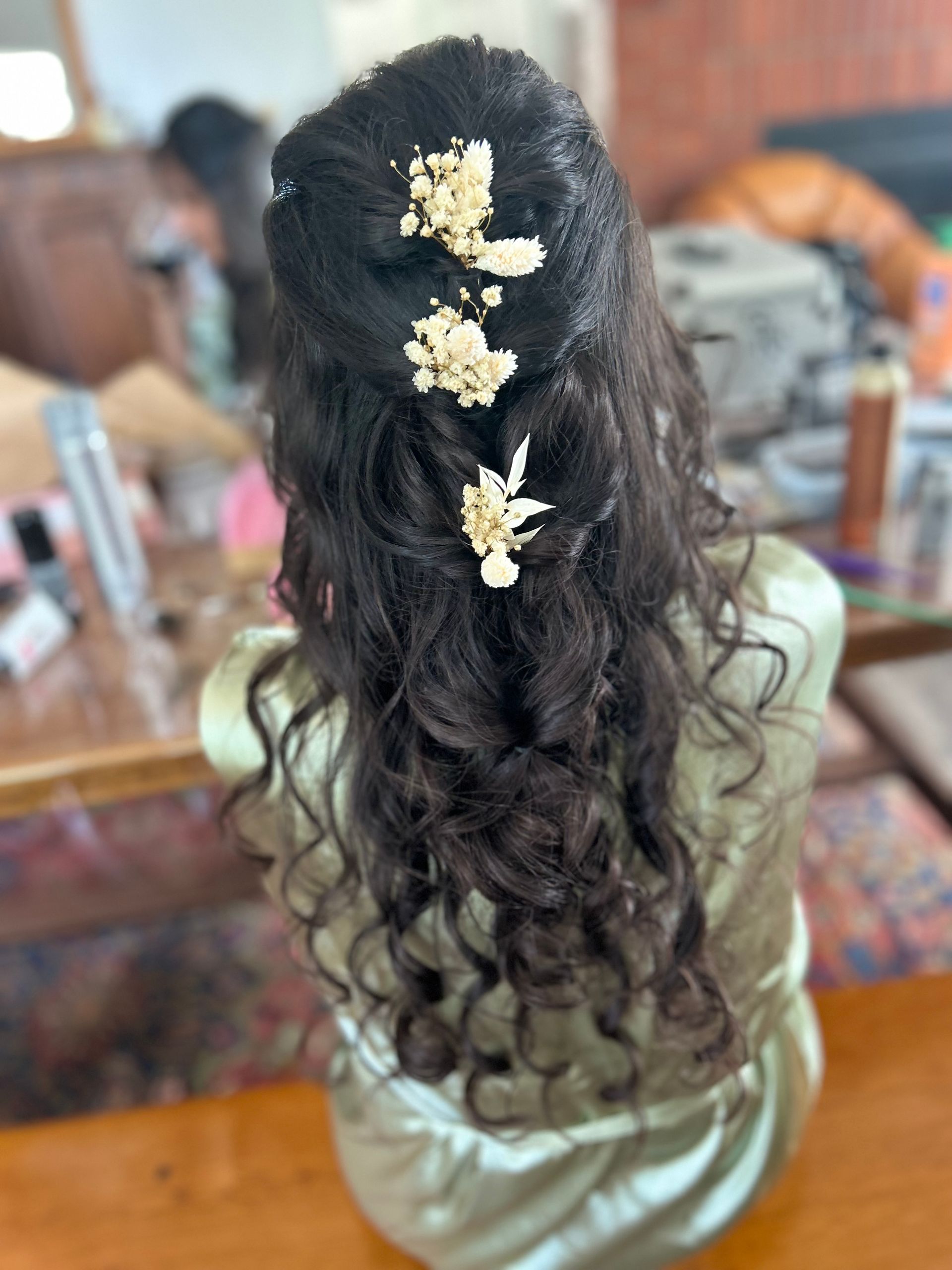 Coiffure de mariage, cheveux détachés avec quelques pinces florales sur le haut