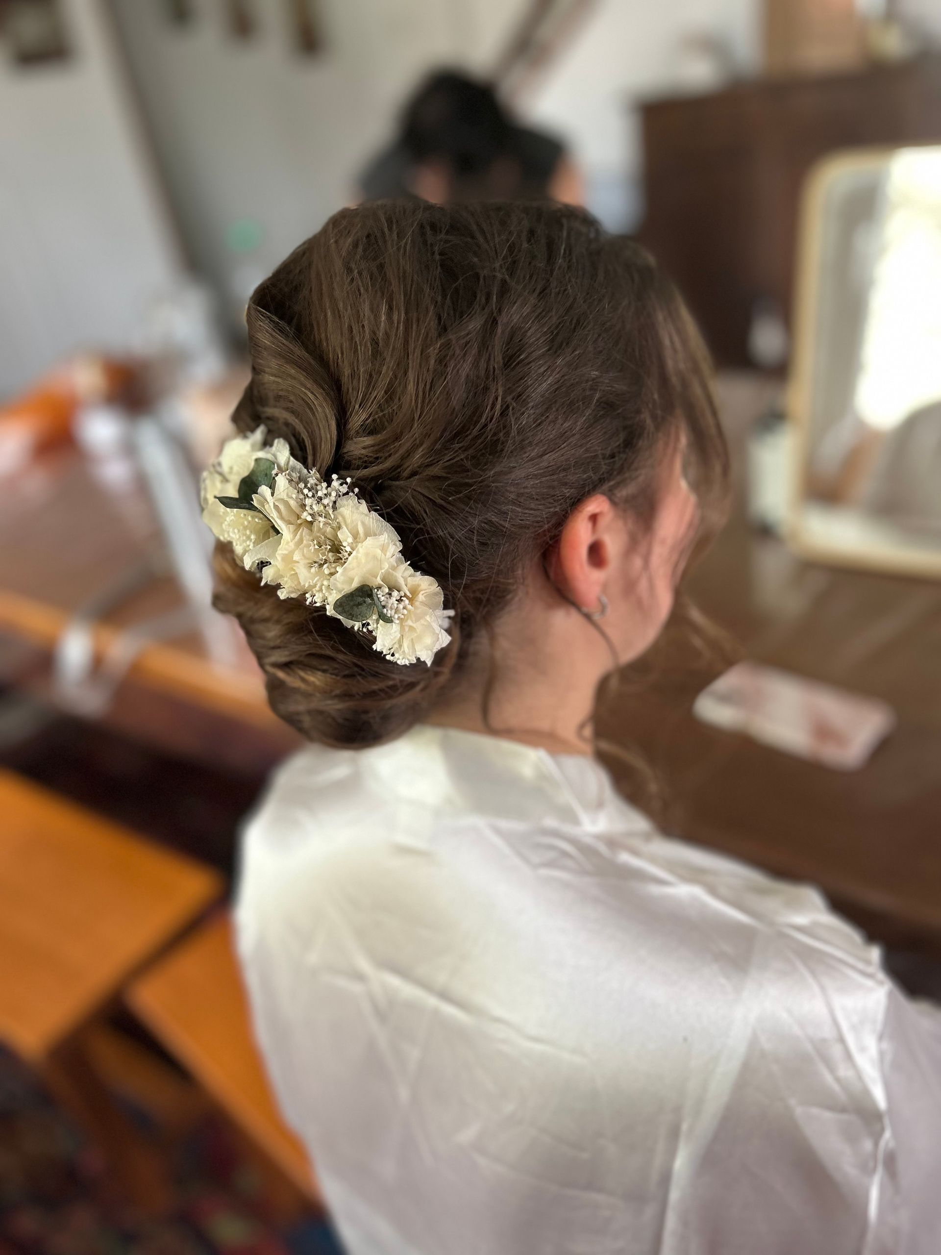Chignon bas pour un mariage, décoration en fleurs