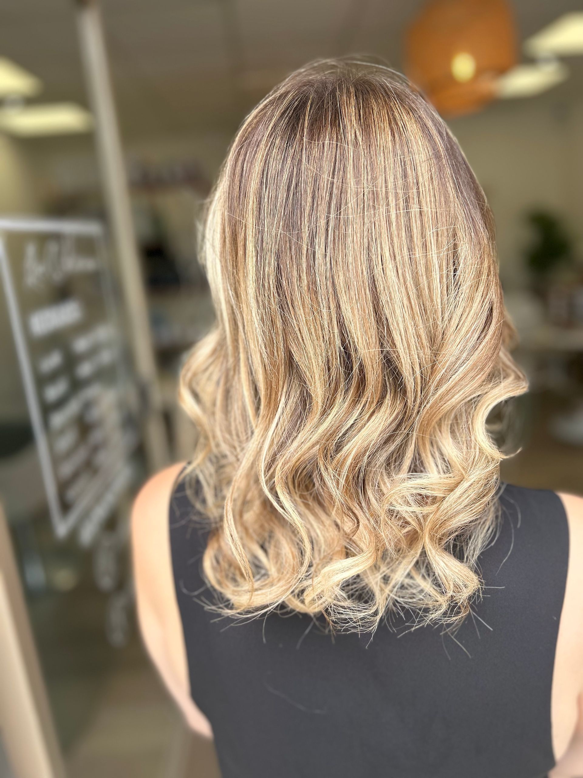 Cheveux longs, blonds et ondulés, balayage sur la longueur