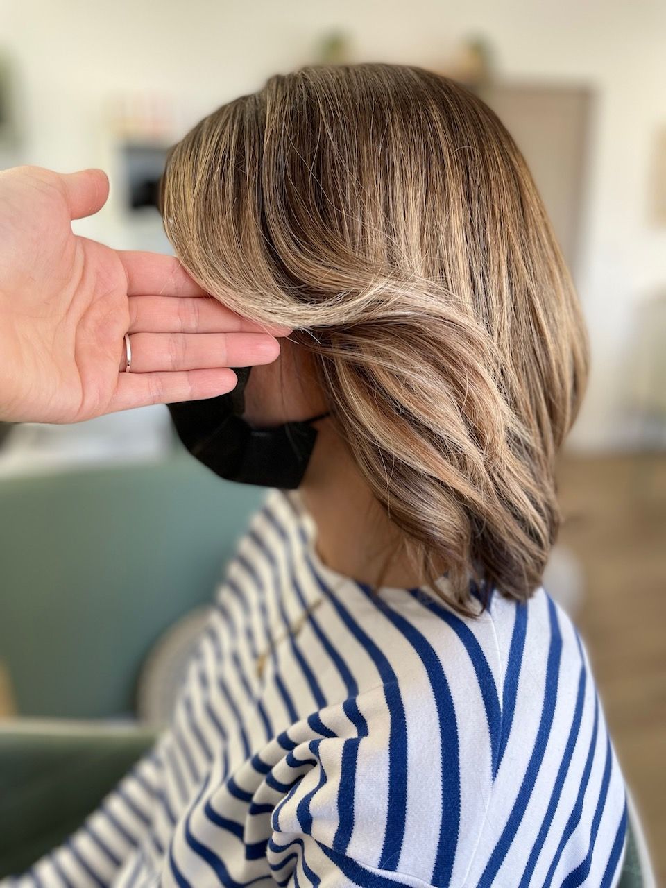 Balayage sur cheveux courts, coupe au carré, couleur châtain clair/blond