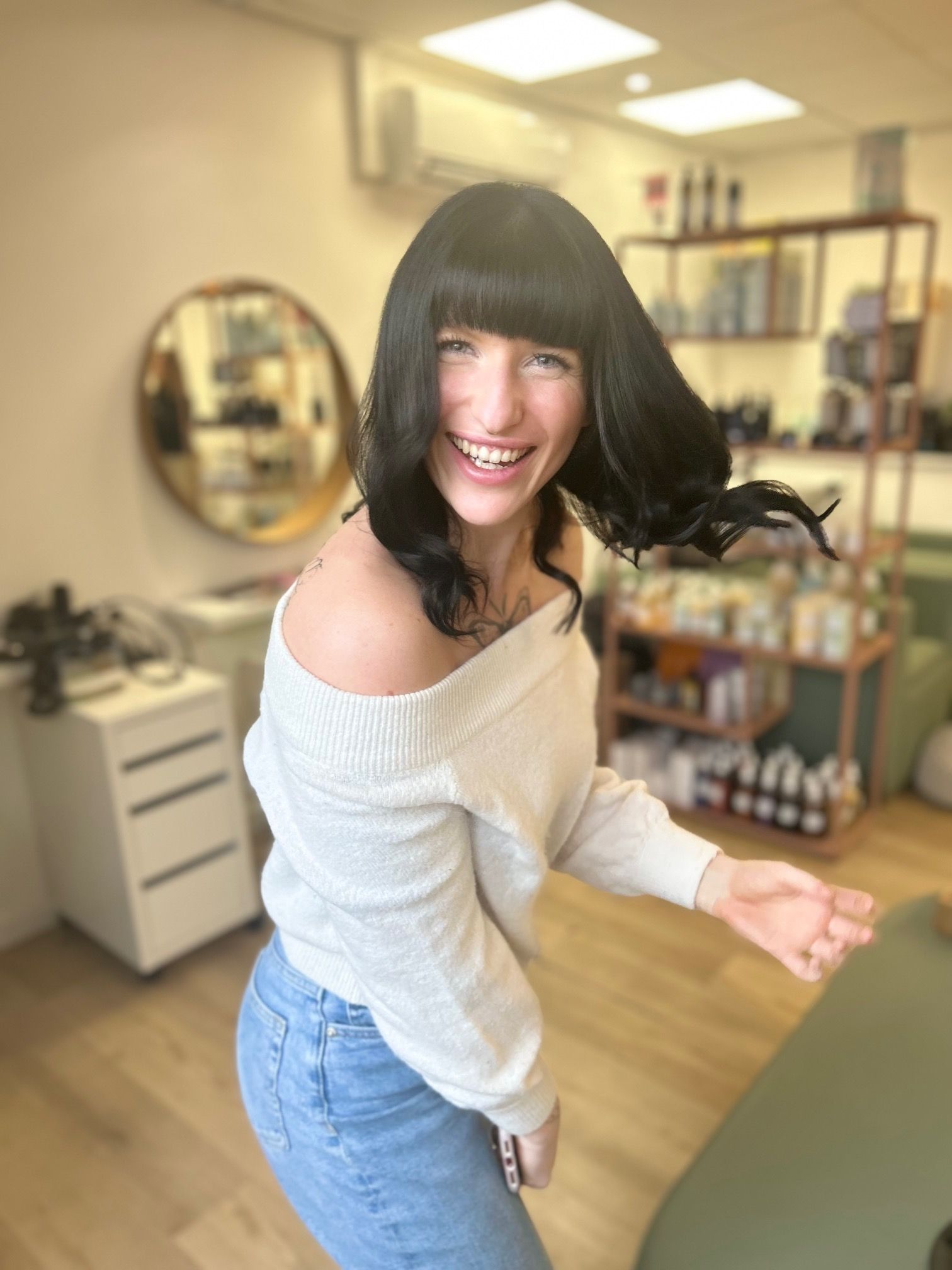 Femme avec des cheveux noirs, vue de face